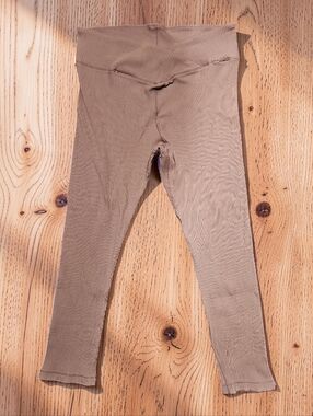 Aeropostale Girls Ribbed Leggings in Taupe. Size XL. Excellent Condition!